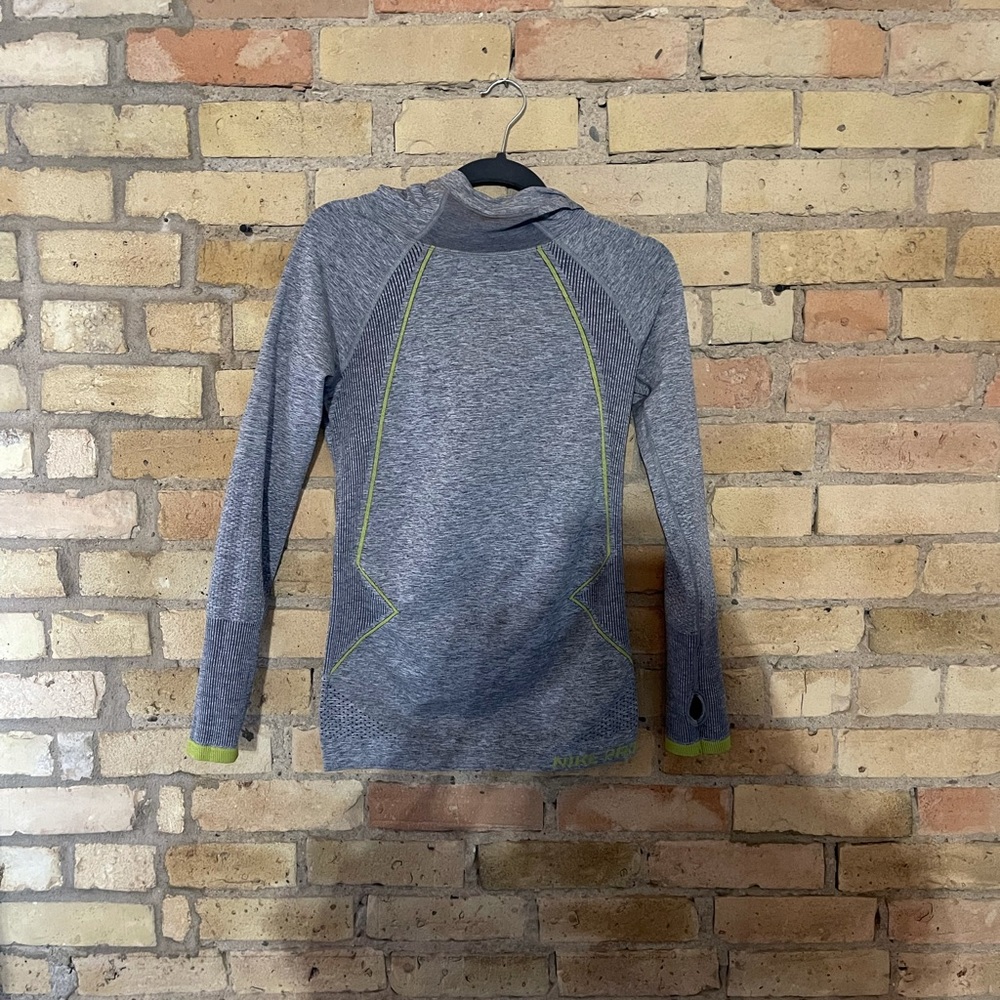 NikePro Running Top - Picture 2 of 5